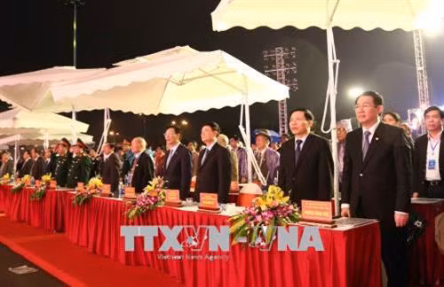 出席北宁省北宁市一线城市决定书公布和授予仪式的与会代表。越通社记者 清商 摄 出席北宁省北宁市一线城市决定书公布和授予仪式的与会代表。越通社记者 清商 摄