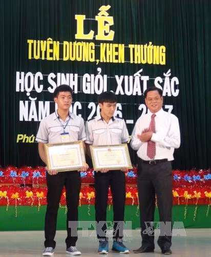 越南富安省300逾名优秀学生获得表彰 ảnh 2
