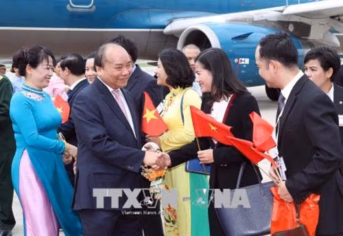 越南政府总理阮春福与夫人抵达泰国曼谷军事机场。(图片来源:越通社) 越南政府总理阮春福与夫人抵达泰国曼谷军事机场。(图片来源:越通社)