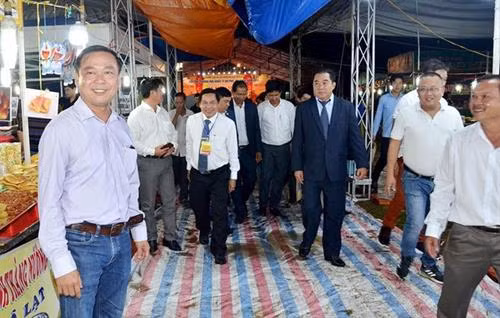 附图:代表们参观展会。图自http://baoangiang.com.vn 附图:代表们参观展会。图自http://baoangiang.com.vn