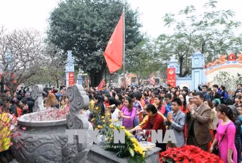 人民群众向万世师表朱文安敬香。(图片来源:越通社) 人民群众向万世师表朱文安敬香。(图片来源:越通社)