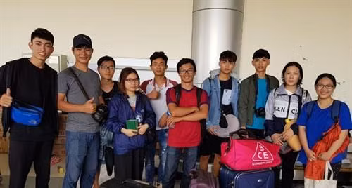 10名越南大学生已安全到达帕卢机场，等待飞回雅加达。（图片来源：印尼智能机关提供）