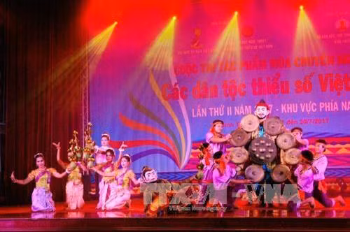 少数民族舞蹈表演节目。(图片来源:越通社) 少数民族舞蹈表演节目。(图片来源:越通社)