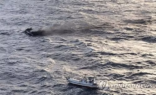 一艘韩国渔船在济州岛（Jeju）附近海域发生火灾。图自Yonhap