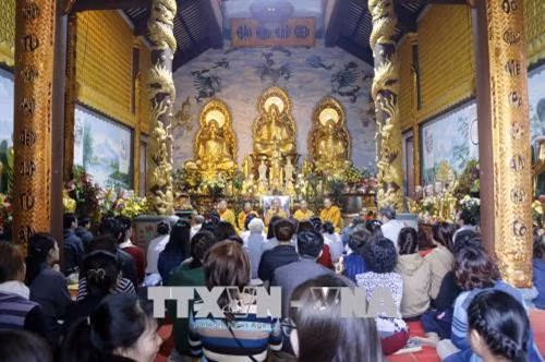 老挝佛迹寺2月4日举行迎新年送旧年和超度法会。（图片来源：越通社）