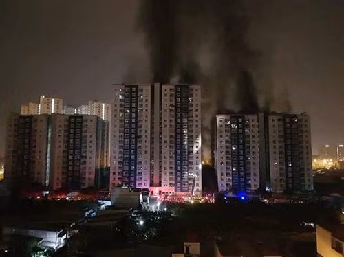 卡瑞娜广场高楼3月23日凌晨起火,造成至少13人遇难,90人受伤。(图片来源:互联网) 卡瑞娜广场高楼3月23日凌晨起火,造成至少13人遇难,90人受伤。(图片来源:互联网)