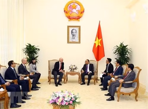越南政府总理阮春福会见国际足联主席詹尼·因凡蒂诺赠送纪念品。(图片来源:越通社) 越南政府总理阮春福会见国际足联主席詹尼·因凡蒂诺赠送纪念品。(图片来源:越通社)