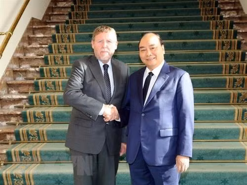 越南政府总理阮春福(右)会见比利时众议院议长西格弗里特·布拉克。越通社记者 统一 摄 越南政府总理阮春福(右)会见比利时众议院议长西格弗里特·布拉克。越通社记者 统一 摄