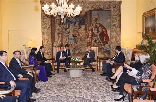 越南政府总理阮春福(右)会见比利时众议院议长西格弗里特·布拉克。越通社记者 统一 摄 越南政府总理阮春福(右)会见比利时众议院议长西格弗里特·布拉克。越通社记者 统一 摄