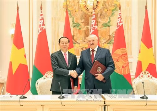 国家主席陈大光（左）与白俄罗斯总统亚历山大·卢卡申科。（图片来源：越通社）