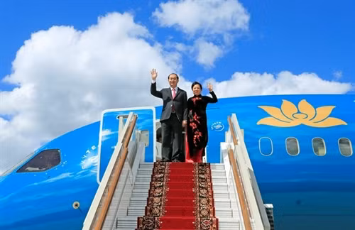越南国家主席陈大光和夫人抵达俄罗斯首都莫斯科伏努科沃2号机场，开始对俄罗斯进行正式访问。（图片来源：越通社）