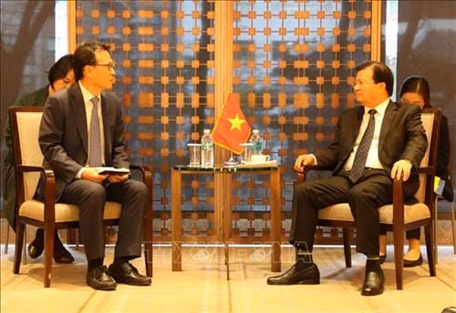 郑廷勇(右)会见韩国对外经济协助基金主席。图自越通社 郑廷勇(右)会见韩国对外经济协助基金主席。图自越通社