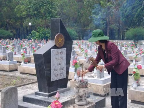 张氏梅在长山国家烈士陵园进香。(图片来源:越通社) 张氏梅在长山国家烈士陵园进香。(图片来源:越通社)