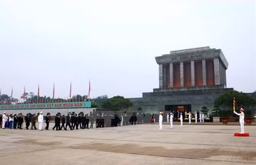 胡志明主席陵从6月15日起暂停开放接待游客。（图片来源：越通社）