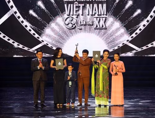 获奖的各名演员。(图片来源:越通社) 获奖的各名演员。(图片来源:越通社)