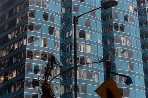 台风“山竹”造成香港多座建筑物受损。图自越通社 台风“山竹”造成香港多座建筑物受损。图自越通社
