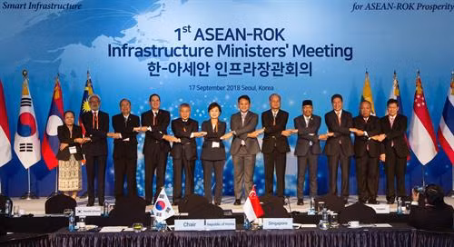 韩国外长康京和(左)日前在韩国首都首尔会见东盟秘书长林玉辉。 图自越通社 韩国外长康京和(左)日前在韩国首都首尔会见东盟秘书长林玉辉。 图自越通社
