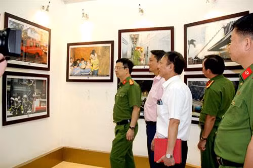 “全民参加消防”展。(图片来源:http://kinhtevadubao.vn) “全民参加消防”展。(图片来源:http://kinhtevadubao.vn)