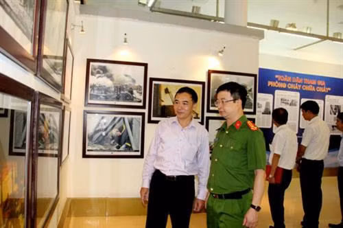 “全民参加消防”展。(图片来源:http://kinhtevadubao.vn) “全民参加消防”展。(图片来源:http://kinhtevadubao.vn)
