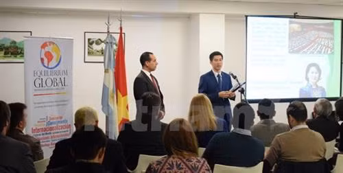 越南在阿根廷推广风土人情。(图片来源:越通社) 越南在阿根廷推广风土人情。(图片来源:越通社)