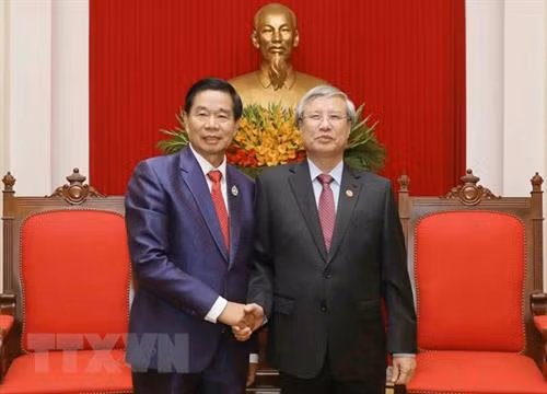 越共中央书记处常务书记陈国旺(右）会见老挝首都万象市委书记兼市长辛拉冯•库派吞。图自越通社