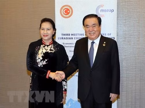 越南国会主席阮氏金银和韩国国会议长文喜相。图自越通社 越南国会主席阮氏金银和韩国国会议长文喜相。图自越通社