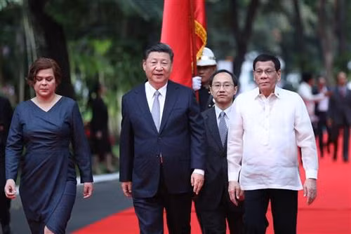 中国国家主席习近平与菲律宾总统杜特尔特出席在马尼拉举行的欢迎仪式。图自越通社