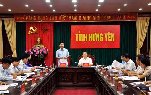 越共中央书记处书记、中央宣教部部长武文赏在与兴安省领导人举行的会议上发表讲话。（图片来源：越通社）