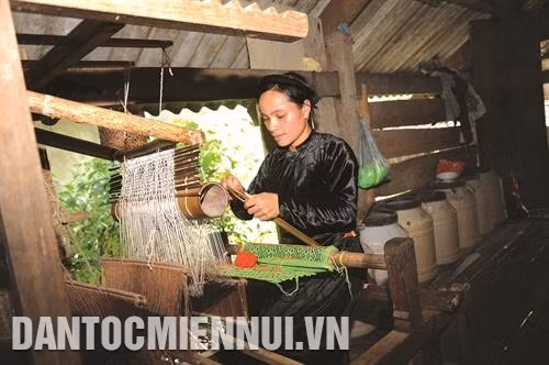 上农乡岱依族同胞仍保留着传统的织布业。记者 范燕 摄。