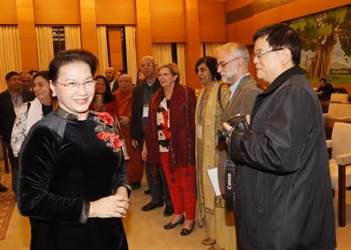 国会主席阮氏金银会见世界和平理事会执委会代表团。(图片来源:越通社) 国会主席阮氏金银会见世界和平理事会执委会代表团。(图片来源:越通社)