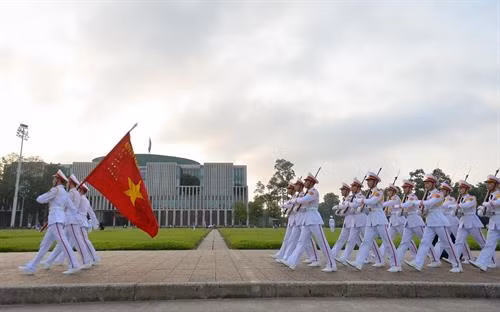 在巴亭广场举行的升旗仪式。图自越通社