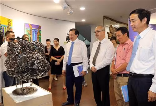 各代表参观展会。图自越通社 各代表参观展会。图自越通社