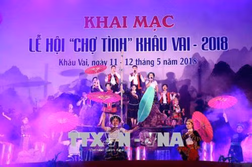 蔻瓦伊爱情集市开幕式上的文艺节目表演。(图片来源:越通社) 蔻瓦伊爱情集市开幕式上的文艺节目表演。(图片来源:越通社)