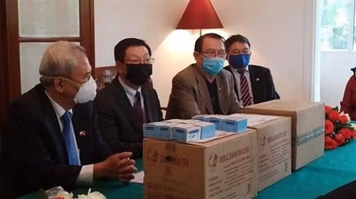 旅居波兰越南人协会和越波友好协会通过波兰大使馆向波兰医疗机构的社会组织捐赠医护物资。图自互联网 旅居波兰越南人协会和越波友好协会通过波兰大使馆向波兰医疗机构的社会组织捐赠医护物资。图自互联网