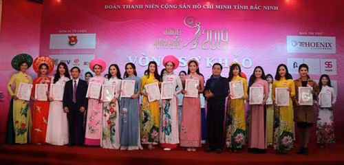 2019年“京北小姐”选美大赛决赛的选手。(图片来源:越通社) 2019年“京北小姐”选美大赛决赛的选手。(图片来源:越通社)