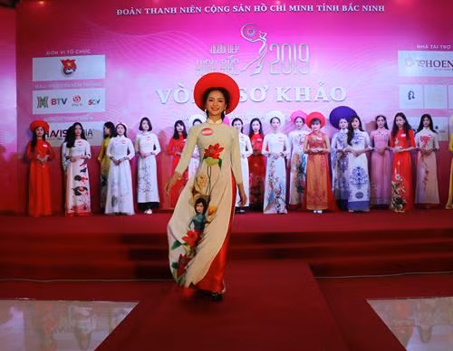 2019年“京北小姐”选美大赛决赛的选手。(图片来源:越通社) 2019年“京北小姐”选美大赛决赛的选手。(图片来源:越通社)