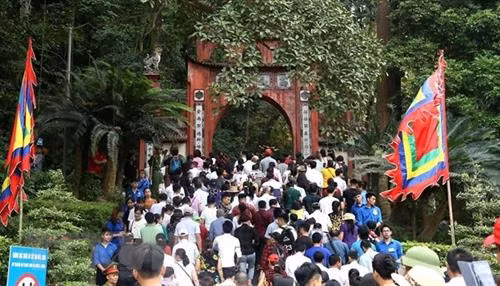 富寿省越池市雄王庙历史遗迹区接待前来上香缅怀历代雄王的四面八方游客数量超过700万人次。图自越通社 富寿省越池市雄王庙历史遗迹区接待前来上香缅怀历代雄王的四面八方游客数量超过700万人次。图自越通社