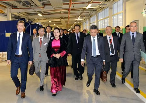 越南国会主席阮氏金银和国会高级代表团参观走访空中客车公司A350飞机生产线。图自越通社