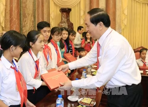 越南国家主席陈大光向优秀特困儿童赠送礼品。(图片来源:越通社) 越南国家主席陈大光向优秀特困儿童赠送礼品。(图片来源:越通社)