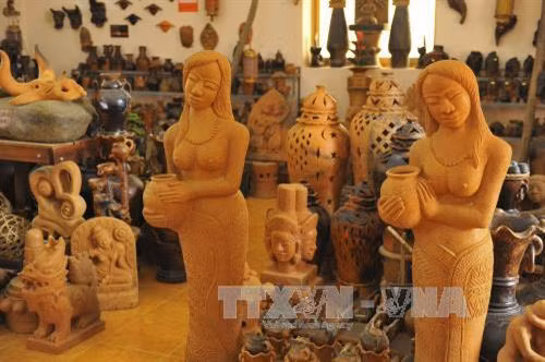 占族文化专题展展示的产品。(图片来源:越通社) 占族文化专题展展示的产品。(图片来源:越通社)