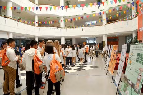 代表们参观夏令营框架下的展会。（图片来源：互联网）