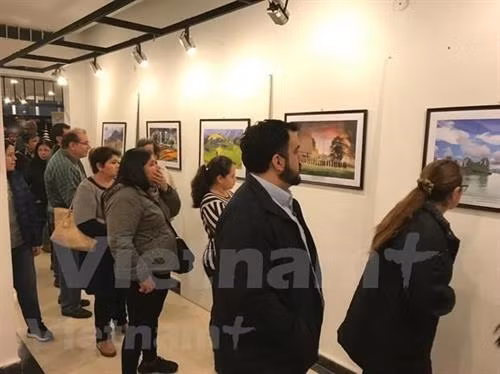 介绍越南风土人情的图片展吸引巴拉圭参观者的高度关注。图自越通社 介绍越南风土人情的图片展吸引巴拉圭参观者的高度关注。图自越通社