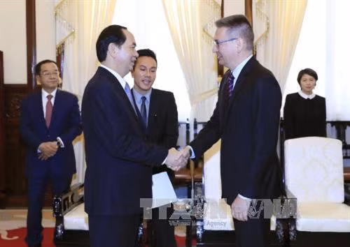 陈大光(左)会见芬兰驻越大使埃尔卡·帕克·西米拉。(图片来源:越通社) 陈大光(左)会见芬兰驻越大使埃尔卡·帕克·西米拉。(图片来源:越通社)