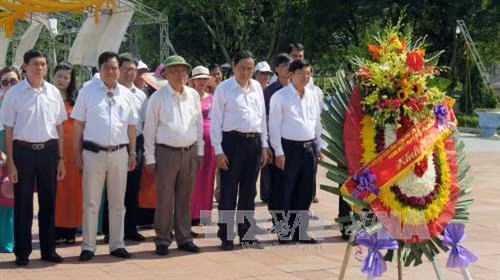祖国阵线中央委员会主席陈青敏敬献花圈缅怀各位英雄烈士。（图片来源：越通社）