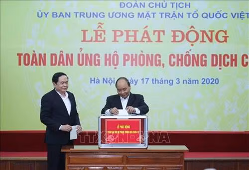 阮春福捐款助力抗击疫情。图自越通社 阮春福捐款助力抗击疫情。图自越通社