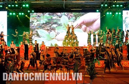 色当族同胞再现了玉灵人参象征迎水节。记者 杜长 摄 第三届玉灵人参节开幕式上的文艺演出。记者 杜长 摄