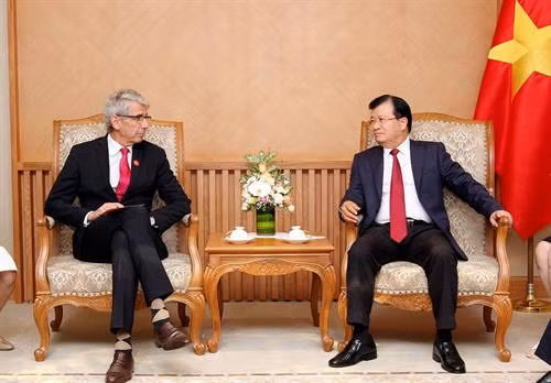 郑廷勇（右）与法国液化空气集团副主席菲利普·克里斯蒂奥卢。图自越通社