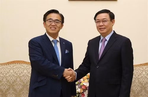 越南政府副总理王廷惠(右)会见日本爱知县知事大村秀章。图自越通社 越南政府副总理王廷惠(右)会见日本爱知县知事大村秀章。图自越通社