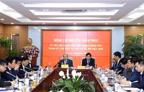 越南政府总理阮春福考察越南之声广播电台。图自越通社 越南政府总理阮春福考察越南之声广播电台。图自越通社