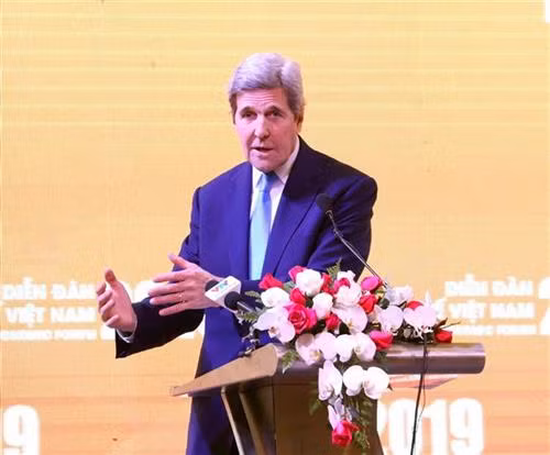美国前国务卿、卡耐基国际和平基金会名誉主席约翰•凯瑞在研讨会上发表讲话。图自越通社 美国前国务卿、卡耐基国际和平基金会名誉主席约翰•凯瑞在研讨会上发表讲话。图自越通社